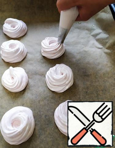 Transfer the finished marshmallow mass to a pastry bag with a nozzle of your choice and drop off the marshmallow halves. Leave at room temperature for complete stabilization for 24 hours. Then collect two halves and roll in powdered sugar.