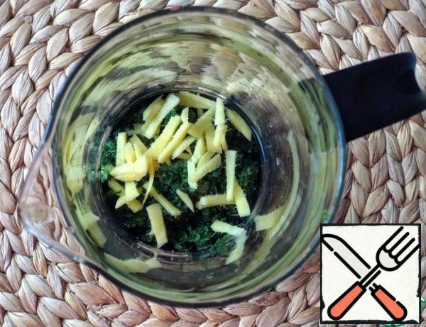 Then transfer the crushed leaves with sugar to the teapot and add the chopped ginger.