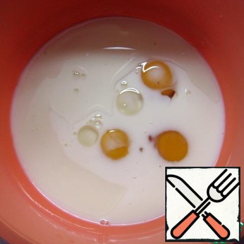 In a bowl, combine the milk, vegetable oil and eggs.