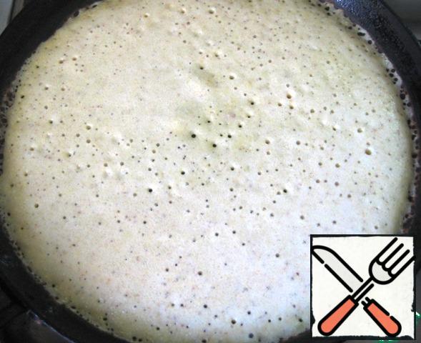 Preheat the pan (my diameter is 19 cm, if necessary, grease) and bake the pancakes on both sides (I got 9 PCs.). before pouring a new pancake, the dough must be thoroughly mixed.