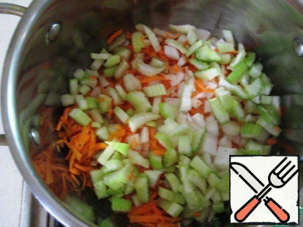 In a saucepan, heat a little vegetable oil, add the vegetables and, stirring constantly, fry until the vegetables are soft.