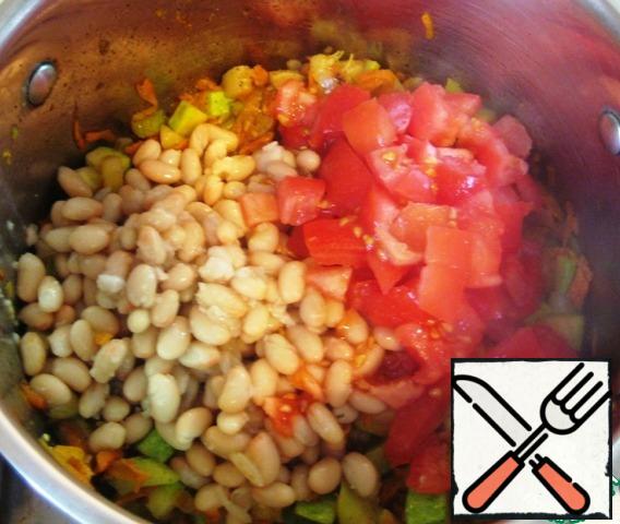 Add tomatoes cut into small pieces (if desired, remove the skin) and beans (pre-drain the liquid from the jar). Stir.