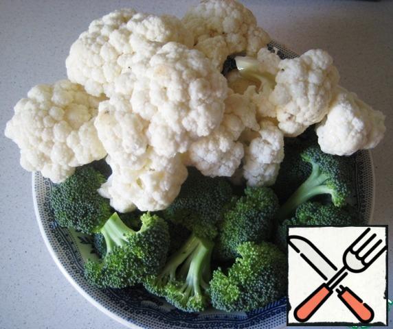 Separate the cauliflower and broccoli into small inflorescences.In a saucepan, bring the salted water to a boil, carefully lower the cauliflower inflorescences. Let boil and cook for 1 minute.Then remove the inflorescences and allow the excess liquid to drain.Also boil the broccoli. Remove the inflorescences and immediately dip them in ice water to preserve the color. Then drain the water and allow the excess liquid to drain.