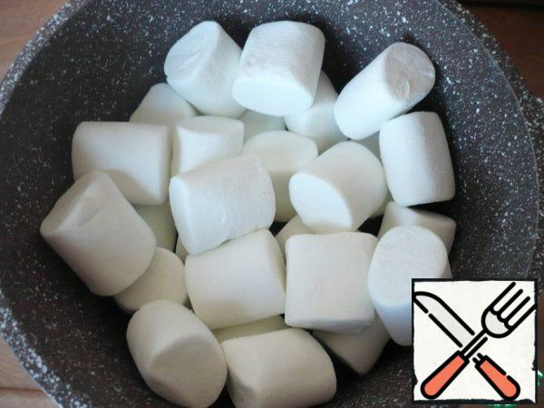 Now let's start preparing the filling. Prepare marshmallows of any color and taste. I used white.