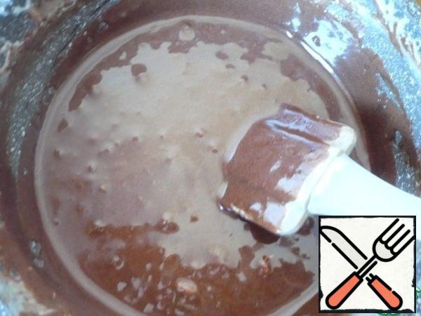 Add the dark chocolate to the still not homogeneous mass. Mix the mass well, it should become homogeneous. Allow the mass to cool slightly, up to 40 degrees.