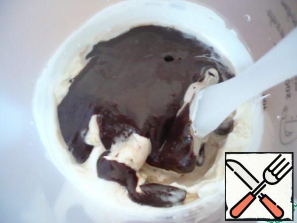 In several stages, carefully add the chocolate mass to the cream. Stir with a spatula, very carefully.