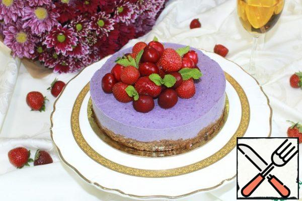 30-40 minutes before serving, remove the cheesecake from the freezer and put it in the refrigerator. Decorate as desired.