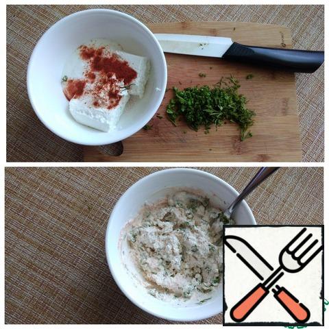 Make the dressing. Cottage cheese, sour cream, finely chopped dill, paprika connect with a fork.