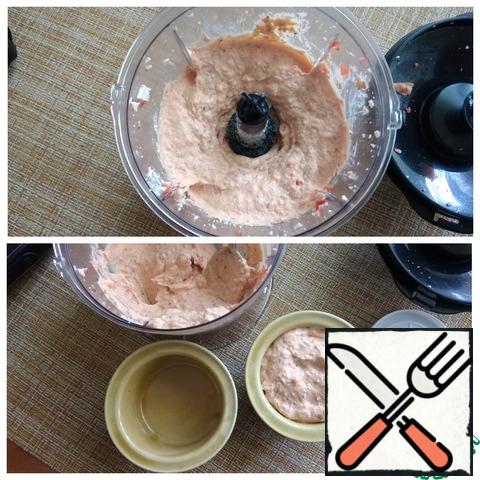 Spread the ready-made pate in a dish, cover with a lid and put in the refrigerator for at least 15-30 minutes. I have obtained from this amount of ingredients 2 jars with a capacity of 100 ml. The pate will stand in the refrigerator and will be tighter, cooler.