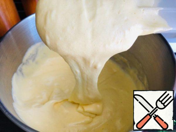 - Mix the sifted flour with baking powder and add parts to the beaten eggs, gently mix the mass with a whisk or silicone spatula from top to bottom. The dough should be airy. We try not to let the dough fall off.