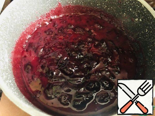 Prepare the BlackBerry compote:
- In a saucepan, mix the berries and starch ( if the berry is frozen, you do not need to add water, and if fresh, add 50 ml. water), bring the berry to a simmer and remove from the heat.
(I did not add sugar because I wanted the blackberries in the cake to give sourness)