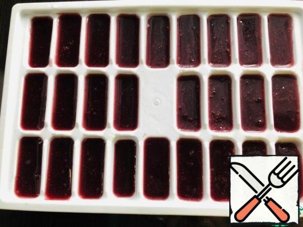- Fill the ice molds with berry mass ( it is better to use silicone molds) and remove to the freezer until completely solidified.