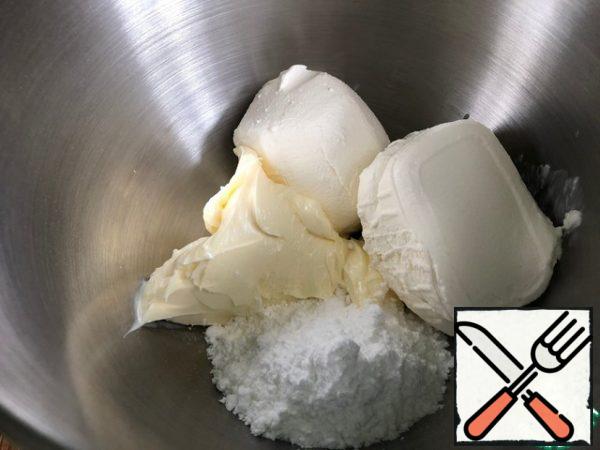 Preparing the cream:
- In the bowl of the mixer, combine butter at room temperature, cottage cheese, powdered sugar.