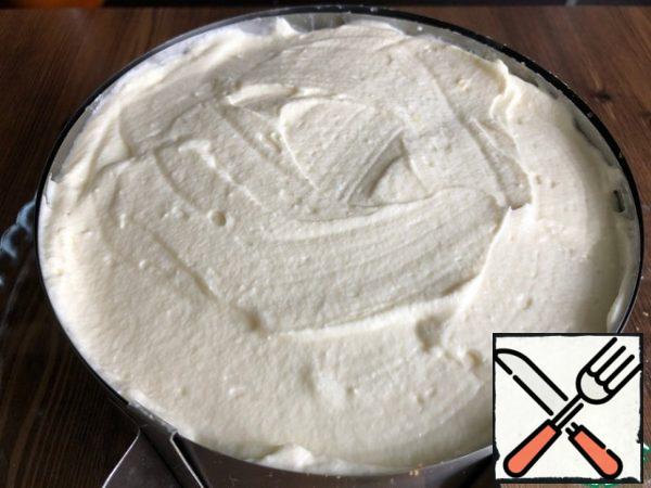 - Spread the sponge cake + cream on top. Put the cake in the refrigerator for at least 2 hours.