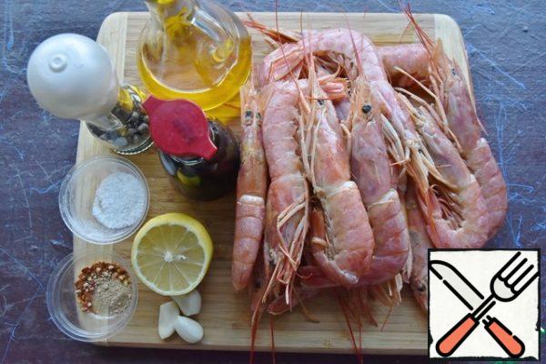 Prepare the products. If there is no fresh root ginger or garlic, you can replace it with dry, ground.
Pre-thaw the langoustines. Cut the carapace from the top along the back with scissors and remove the intestinal vein. Wash the crustaceans and let the excess moisture drain from them.