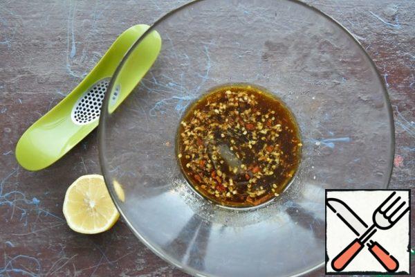 For the sauce, mix the olive oil, juice of half a lemon, soy sauce, ginger, crushed garlic, chili pepper flakes, thyme leaves and ground black pepper.