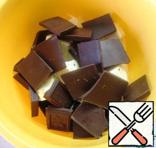 Melt the pieces of butter and dark chocolate (85% bitter chocolate is used) in a water bath.