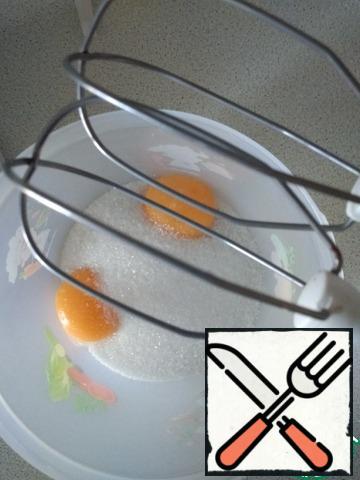 Beat the yolks with both types of sugar until the sugar dissolves.