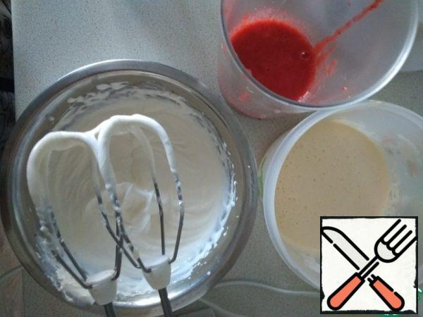 Combine mascarpone with milk (cream).
Turn the berries into a puree (you can just cut them)