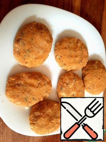 After twenty minutes, we collect a tablespoon of minced meat with a hill of minced meat and sculpt cutlets, breaded in corn flour or breadcrumbs. The cutlets are very tender, I carefully sprinkled them with flour right in my hands.