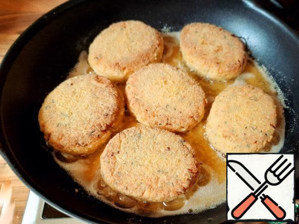 In a frying pan, heat 2 tablespoons of oil, fry the cutlets on medium heat for 4-5 minutes on each side.