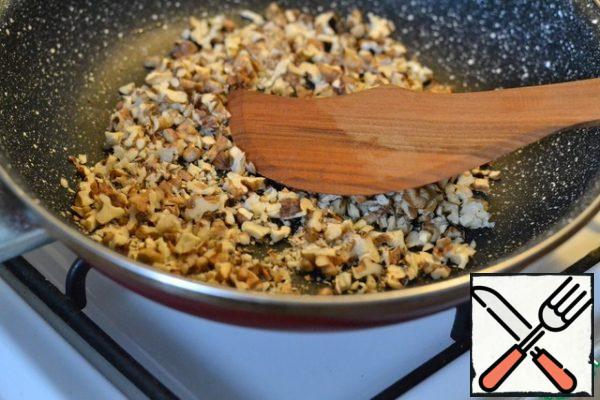 Finely chop the nuts and lightly fry them in a dry pan.
Finely chop the onion.