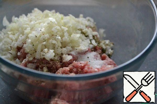 In a bowl, mix the minced meat, onion, salt, pepper, and marjoram.