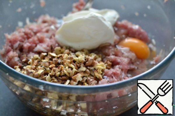 Add cognac, nuts, yogurt, and egg. Stir well.
Cover the bowl with minced meat with plastic wrap and put it in the refrigerator for at least 2 hours.