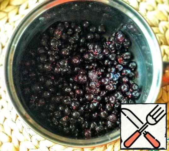 Put the black currant in a saucepan, pour in water and pour out the sugar. Bring to a boil and cook for 5 minutes.