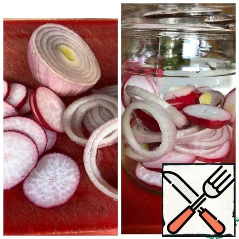 Radish cut into thin slices, onion rings. In a jar (0.5 l), put alternate radishes and onions.