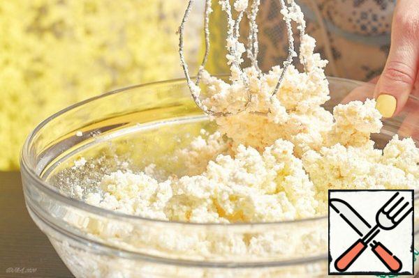 Mix with a low-speed mixer. Cheesecakes and cheesecakes are not whipped, but gently mixed. Otherwise, the whipped curd mass in the oven will rise, and then collapse. And it will crack.