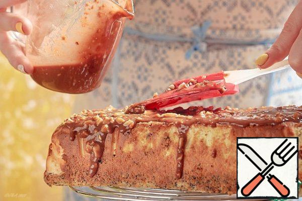 Frozen cheesecake is very well covered with icing. It almost immediately sets on it, allowing you to distribute it evenly on the surface, and does not run in streams along the sides, dripping on the table.