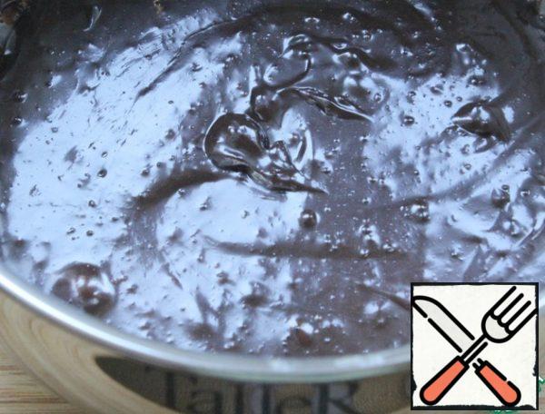 Pour in 2 tbsp of cream and mix quickly until smooth.
Put it to cool - I put it in a pan of cold water.
Received Brigadeiro.