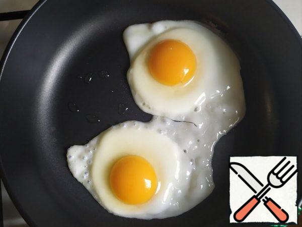 Make a fried egg with a liquid yolk.