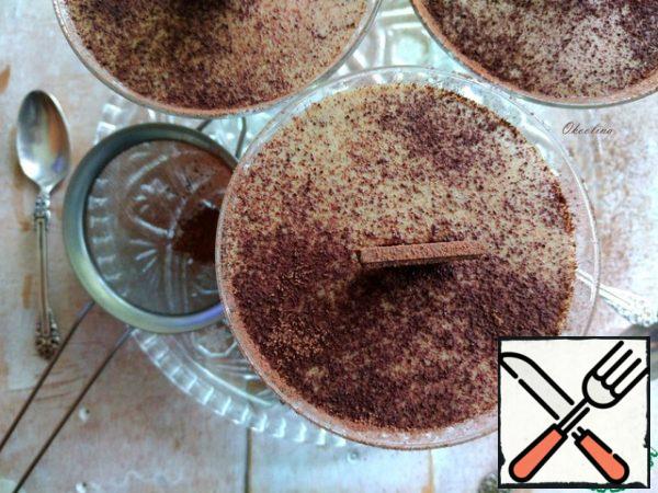 We take out the dessert from the refrigerator before serving. Decorate with a slice of chocolate, sticking it in the center and sprinkle with cocoa powder on top. That's the beauty!