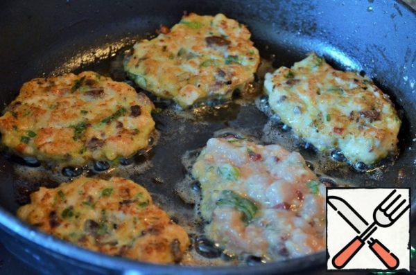 In a frying pan, heat 1 tablespoon of vegetable oil, spread 1 tablespoon of the mass and fry for 1-1.5 minutes on medium heat. Adding oil, so overcook all the pancakes.
