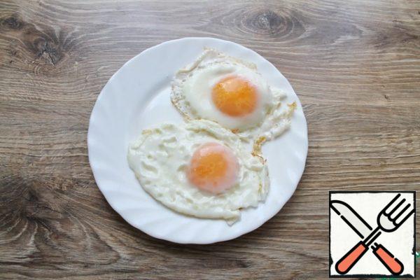 Pour the oil into the pan, heat and fry the eggs. Put them on a plate.