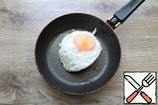 Put the fried egg on top and add salt.