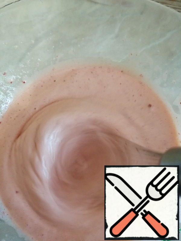 Pour the soda into the kefir, mix and pour into the egg-strawberry mixture.
Combine with a mixer for 1 minute at low speed.