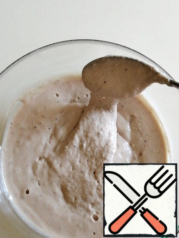 Add flour and knead the dough.
It should be thicker than pancakes. Slowly drain from the spoon.