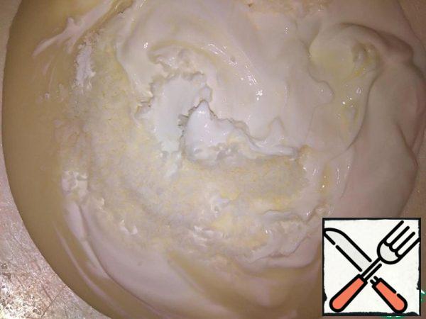 Prepare the products for the first part of the curd cream: sour cream, cottage cheese, condensed milk, vanilla, coconut chips. Combine all the above ingredients for the first part of the curd cream in a deep bowl.