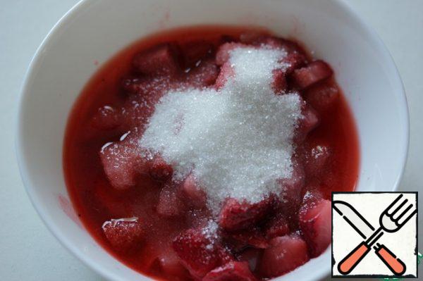 Shortly before serving, prepare strawberry compote: 400 g of strawberries cut into small pieces. Put them in a deep dish, add sugar to taste and pour over the lemon juice. Gently mix and put in the refrigerator for 10 minutes.When serving, add 2-3 spoons of strawberry compote to each portion of Panna cotta.