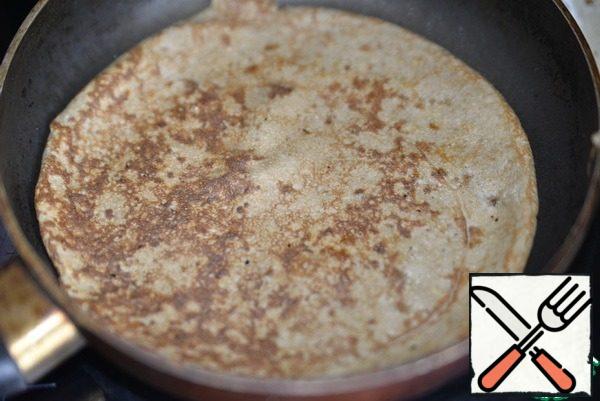 Turn the pancake over and bring it to a medium heat for about 30 seconds.
We repeat the same with the rest of the dough.