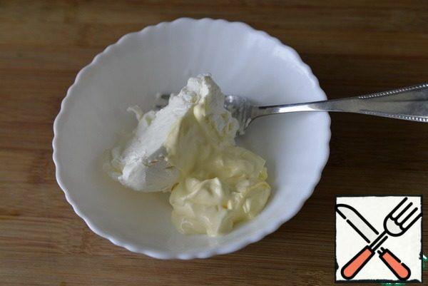 Preparing the cream for blurring. Mix cottage cheese with sour cream or cream, mayonnaise, yogurt. Depending on your tastes and caloric content of the final product.
I took cottage cheese and homemade sour cream. Mix in the cream until smooth. You can use a mixer, blender, or just a fork.
