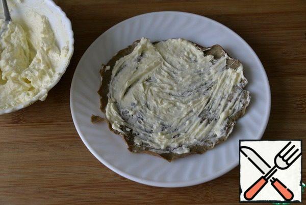 Put the pancake on a plate, smear with cream. There is no need to smear too thick a layer.