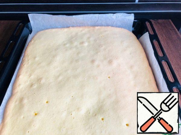 - Transfer the dough to a baking dish, greased with oil.
- Put in a preheated 180*C oven for 15-20 minutes (check readiness with a toothpick).
(Sponge cake can be replaced with a layer of cookies " Savoyardi")