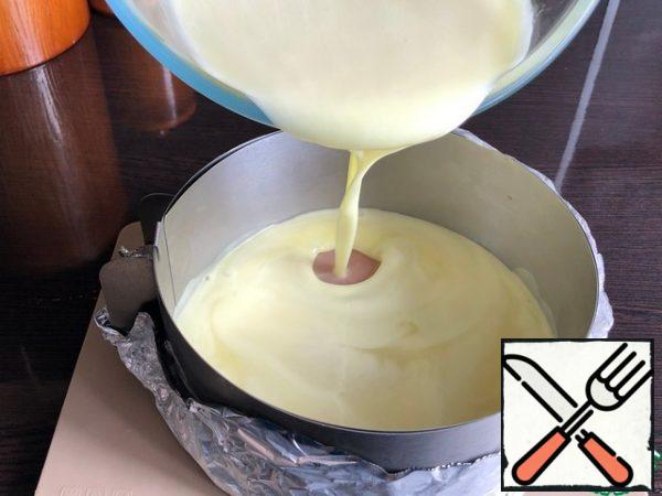 - Take the form with the strawberry layer out of the freezer and pour the lime layer on top. Remove to the freezer until the gelatin is completely stabilized. Approximately 1-2 hours.