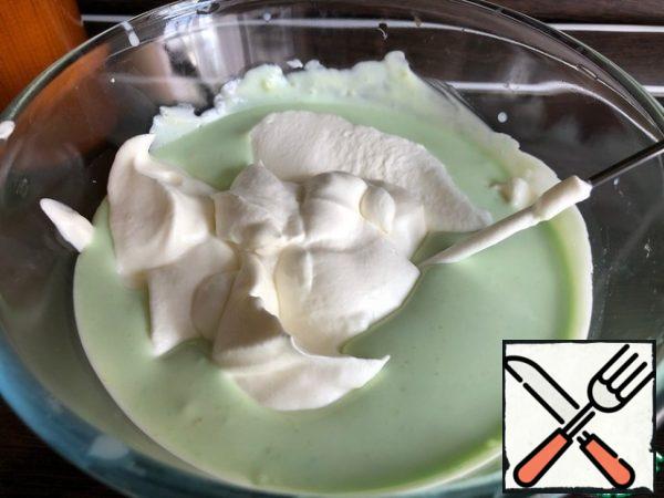 - Combine the cream with the cooled custard base and enter the diluted gelatin and dye (gelatin I used quickly soluble) mix.