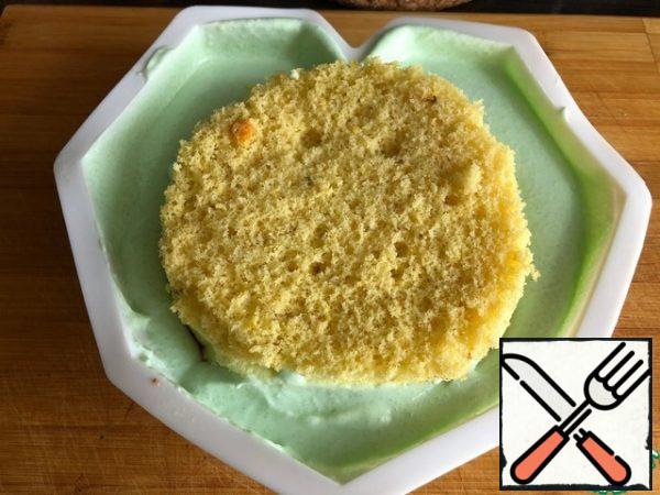- Put the sponge cake on the jelly layer. Top with the remaining cream mousse and put it in the freezer for about 4-5 hours.