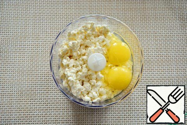 Place the cottage cheese, eggs, sugar, salt and vanilla sugar in the bowl of a chopper and grind into a smooth mass. The more thoroughly you chop everything, the more tender the dessert will be.